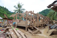 Nhiều căn nhà sàn cổ có độ tuổi gần 100 năm ở bản Yên Hòa (xã Mỹ Lý, tỉnh Nghệ An) bị lũ dữ tàn phá gây hư hỏng nghiêm trọng. (Ảnh: Xuân Tiến/TTXVN)