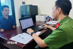 Cơ quan điều tra làm việc với ông Nguyễn Văn Mạnh. (Nguồn: Cơ quan Công an)