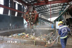 Lượng rác thải hỗn hợp chưa qua phân loại hiện thu gom về Khu liên hợp xử lý rác Biwase (Bình Dương) để đưa vào dây chuyền để phân loại. (Ảnh: Dương Chí Tưởng/TTXVN)