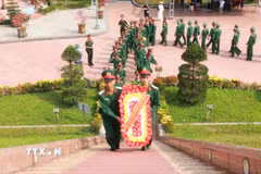 Cán bộ, chiến sỹ đến tham quan, dâng hương và dâng hoa tại ân tại Thành cổ Quảng Trị. (Ảnh: Tường Vi/TTXVN)