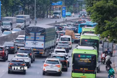 Lượng người và phương tiện tăng đột biến từ hướng phía Nam vào thành phố Hà Nội. (Ảnh: Hoàng Hiếu/TTXVN)