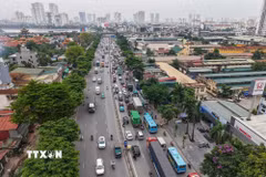 Phương tiện giao thông lưu thông tại đường vành đai 3 và khu vực gần Bến xe Nước Ngầm. (Ảnh: Hoàng Hiếu/TTXVN)