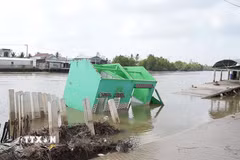 Hiện trường sạt lở trên tuyến đường Dương Thị Cẩm Vân đã gây thiệt hại về tài sản lên đến trên 3 tỷ đồng. (Ảnh: TTXVN phát)
