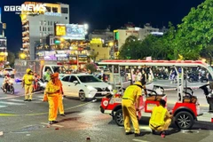 Phòng Cảnh sát Giao thông Công an tỉnh Gia Lai đang khám nghiệm hiện trường, làm rõ nguyên nhân vụ tai nạn. (Nguồn: Công an tỉnh Gia Lai)