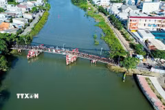 Cầu sắt Rạch Tôm hiện hữu đã xuống cấp, không đáp ứng tải trọng khai thác. (Ảnh: Tiến Lực/TTXVN)
