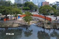 Hiện trường vụ sụt lún trên đường Ba Đình. (Ảnh: TTXVN phát)