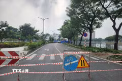 Lực lượng chức năng phong tỏa hiện trường vụ sụt lún trên đường Ba Đình. (Ảnh: Tiến Lực/TTXVN)
