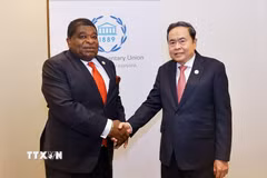 Chủ tịch Quốc hội Trần Thanh Mẫn gặp Tổng thư ký IPU Martin Chungong. (Ảnh: Doãn Tấn/TTXVN)