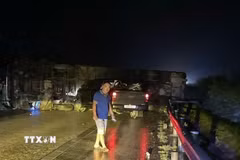 Hiện trường vụ lật xe khiến 5 người bị thương. (Ảnh: TTXVN phát)