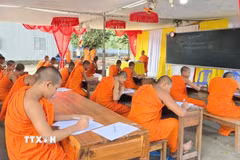 Tham gia học các lớp ở chùa Nam tông Khmer, các em học sinh và sư sãi được học cách viết, cách đọc, ngữ pháp tiếng Khmer, chữ Pali qua đó góp phần tiếp nối mạch nguồn văn hóa từ thế hệ này sang thế hệ khác. (Ảnh: Công Mạo/TTXVN)