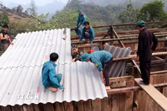 Chính quyền xã Bắc Mê (Tuyên Quang) cùng các lực lượng giúp người dân lợp lại nhà bị lốc xoáy. (Ảnh: Đức Thọ/TTXVN)