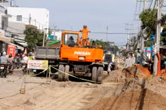 Tuyến đường Trần Quý Cáp dẫn vào trung tâm Phan Thiết có lưu lượng xe rất lớn, việc thi công chậm làm ảnh hưởng đến việc đi lại của người dân và du khách. (Ảnh: Nguyễn Thanh/TTXVN)