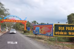 Đường về khu căn cứ Cái Chanh (xã Ninh Thạnh Lợi, huyện Hồng Dân, tỉnh Bạc Liêu) được trải nhựa giúp thuận lợi lưu thông hai mùa mưa nắng. (Ảnh: TTXVN phát)