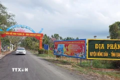 Đường về khu căn cứ Cái Chanh (xã Ninh Thạnh Lợi, huyện Hồng Dân, tỉnh Bạc Liêu) được trải nhựa giúp thuận lợi lưu thông hai mùa mưa nắng. (Ảnh: TTXVN phát)