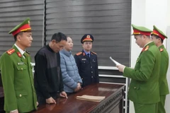 Cơ quan Cảnh sát Điều tra Công an tỉnh Nghệ An đọc lệnh khởi tố vụ án, khởi tố các bị can. (Ảnh: Công an Nghệ An)