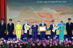 Thủ tướng Phạm Minh Chính trao Bằng khen tặng Tổng Công ty Hàng không Việt Nam. (Ảnh: Dương Giang/TTXVN)