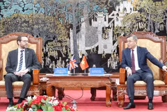 Bộ trưởng Bộ Tài chính Ngô Văn Tuấn tiếp Đại sứ Liên hiệp Vương quốc Anh và Bắc Ireland tại Việt Nam Ian Frew. (Nguồn: Bộ Tài chính)