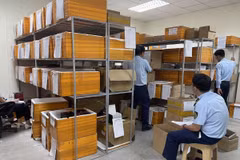 Lực lượng Quản lý thị trường kiểm tra số hàng hóa pin điện thoại nhập lậu tại Công ty Tiger Display Global (thị trấn Chi Đông, huyện Mê Linh, tỉnh Vĩnh Phúc). (Ảnh: TTXVN phát)