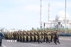 Các lực lượng vũ trang Kazakhstan duyệt binh tại buổi lễ. (Ảnh: TTXVN)