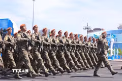 Các lực lượng vũ trang Kazakhstan duyệt binh tại buổi lễ. (Ảnh: TTXVN)
