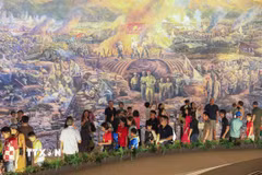 Du khách tham quan bức tranh panorama Chiến dịch Điện Biên Phủ tại Bảo tàng Chiến thắng Điện Biên Phủ. (Ảnh: Xuân Tư/TTXVN)