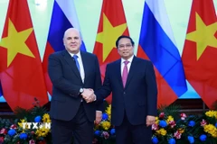 Thủ tướng Phạm Minh Chính và Thủ tướng Liên bang Nga Mikhail Vladimirovich Mishustin chụp ảnh chung. (Ảnh: Dương Giang/TTXVN)