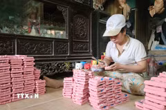 Trang trí tượng Tam vị Táo quân phù hợp thị hiếu khách hàng dịp Tết. (Ảnh: Võ Văn Dũng/TTXVN)