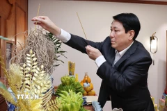 Chủ tịch nước Lương Cường dâng hương tưởng nhớ Tổng Bí thư, Chủ tịch nước Nguyễn Phú Trọng. (Ảnh: Lâm Khánh/ TTXVN)