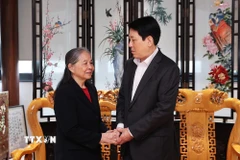 Chủ tịch nước Lương Cường thăm hỏi, chúc Tết bà Ngô Thị Mận, Phu nhân cố Tổng Bí thư Nguyễn Phú Trọng. (Ảnh: Lâm Khánh/TTXVN)