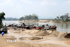 Hiện nay, toàn tỉnh Nghệ An chỉ có trên 200 tàu thuyền đường thủy nội địa được đăng kiểm, nhiều địa phương miền núi số lượng tàu thuyền đăng kiểm rất ít, không đáng kể. (Ảnh: Văn Tý/TTXVN)