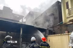 Lực lượng cảnh sát phòng cháy chữa cháy và cứu nạn cứu hộ đã huy động 3 xe chuyên dụng dập tắt đám cháy. (Ảnh: Thành Phương/TTXVN)