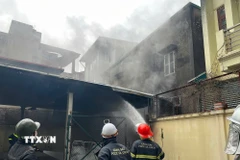Lực lượng cảnh sát phòng cháy chữa cháy và cứu nạn cứu hộ đã huy động 3 xe chuyên dụng dập tắt đám cháy. (Ảnh: Thành Phương/TTXVN)