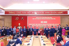 Đồng chí Trần Cẩm Tú và đồng chí Nguyễn Trọng Nghĩa trao Quyết định thành lập Đảng bộ cơ quan Ban Tuyên giáo và Dân vận Trung ương. (Ảnh: Phương Hoa/ TTXVN)