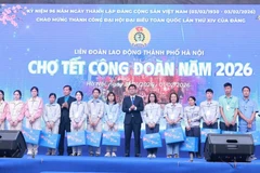 Trao tặng quà Tết cho công nhân có hoàn cảnh khó khăn. ở Hà Nội. (Nguồn: Báo Tin tức và Dân tộc)