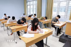Thí sinh dự thi môn Ngữ văn tại điểm thi Trường THPT Chuyên Lê Quý Đôn. (Ảnh: Quý Trung/TTXVN)