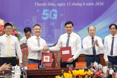 Lãnh đạo Ủy ban Nhân dân tỉnh Thanh Hóa ký kết biên bản hợp tác với lãnh đạo Công ty Cổ phần Tập đoàn G về chuyển đổi số. (Ảnh: Việt Hoàng/TTXVN)