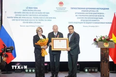 Ông Anatoly Dmitrievich Artamonov cùng phu nhân nhận bằng Huân chương Hữu nghị của Nước Cộng hòa Xã hội chủ nghĩa Việt Nam. (Ảnh: Trần Hải/TTXVN)