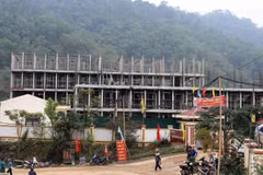 Sau 4 tháng thi công, dự án Trường phổ thông nội trú liên cấp Tiểu học và Trung học cơ sở Yên Khương, xã Yên Khương đã đạt khoảng 25% khối lượng, từng hạng mục dần hiện rõ giữa núi rừng, để kịp bàn giao trong năm học tới. (Ảnh: Khiếu Tư/TTXVN)