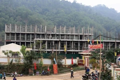Sau 4 tháng thi công, dự án Trường phổ thông nội trú liên cấp Tiểu học và Trung học cơ sở Yên Khương, xã Yên Khương đã đạt khoảng 25% khối lượng, từng hạng mục dần hiện rõ giữa núi rừng, để kịp bàn giao trong năm học tới. (Ảnh: Khiếu Tư/TTXVN)