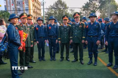 Lãnh đạo Bộ Quốc phòng, Quân khu 9 động viên các tân binh của quận Ninh Kiều, thành phố Cần Thơ lên đường nhập ngũ. (Ảnh: Thanh Liêm/TTXVN)