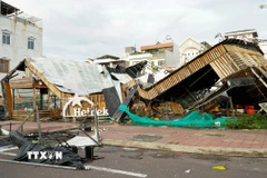 Một nhà hàng trên đường Nguyễn Thị Định bị sập hoàn toàn do gió bão. (Ảnh: Đình Quân/TTXVN)