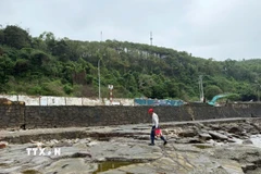 Đoạn dài tường chắn sóng phía trên bờ kè biển đã bị đổ ở Đồ Sơn. (Ảnh: Tiến Vĩnh/TTXVN)