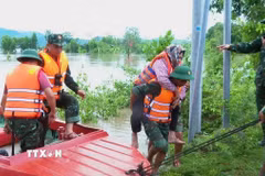 Giải cứu người dân xã Ia Tul, tỉnh Gia Lai mắc kẹt do mưa lũ. (Ảnh: Hồng Điệp/TTXVN)