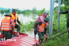 Giải cứu người dân xã Ia Tul, tỉnh Gia Lai mắc kẹt do mưa lũ. (Ảnh: Hồng Điệp/TTXVN)