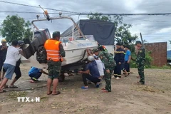 Giải cứu người dân xã Ia Tul, tỉnh Gia Lai mắc kẹt do mưa lũ. (Ảnh: Hồng Điệp/TTXVN)