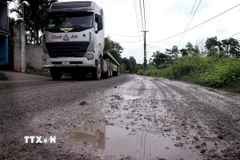 Tuyến đường liên xã tại Phú Thọ bị xuống cấp nghiêm trọng do các xe ôtô tải trọng lớn chạy thường xuyên. (Ảnh: Thanh Hải/TTXVN)