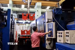 Ứng dụng tự động hóa vào sản xuất tại Công ty Đại Đồng Tiến giúp doanh nghiệp nâng cao năng suất, tiết kiệm chi phí nhân công. (Ảnh: Xuân Anh/TTXVN)