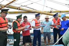 Lực lượng chức năng tuyên truyền về công tác chống khai thác IUU cho ngư dân tại Thành phố Hồ Chí Minh. (Ảnh: Hoàng Nhị/TTXVN)