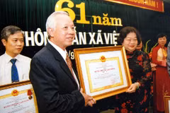 Phó Chủ tịch nước Trương Mỹ Hoa trao Huân chương Lao động hạng Nhì tặng Phó Tổng Giám đốc TTXVN Nguyễn Duy Cương nhân dịp kỷ niệm 61 năm Ngày truyền thống TTXVN, tháng 9/2006. (Nguồn: TTXVN)