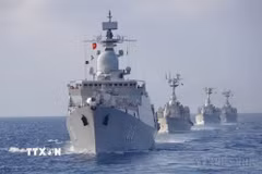 Biên đội tàu của Lữ đoàn 162 (Vùng 4 Hải quân) thực hiện nhiệm vụ huấn luyện trên biển. (Ảnh: TTXVN phát)